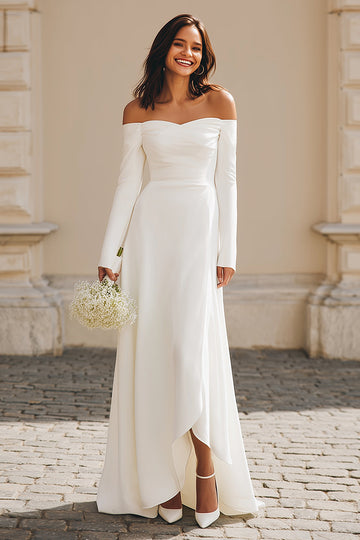 Robe de mariée asymétrique à épaules dénudées en satin ivoire avec manches